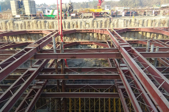 Station Chatrapati Shivaji - Base to concourse wall Concreting