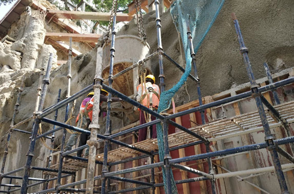 Station Chatrapati Shivaji - Concourse to roof wall