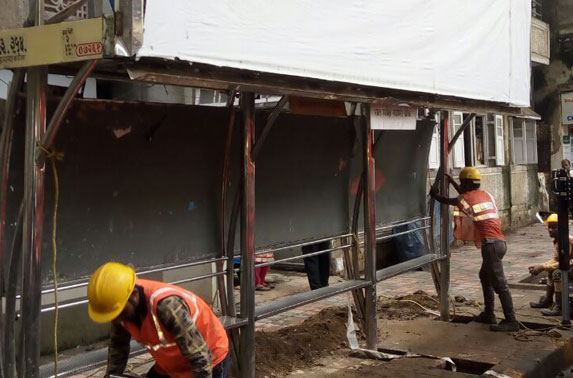 Bus queue shelter shifting